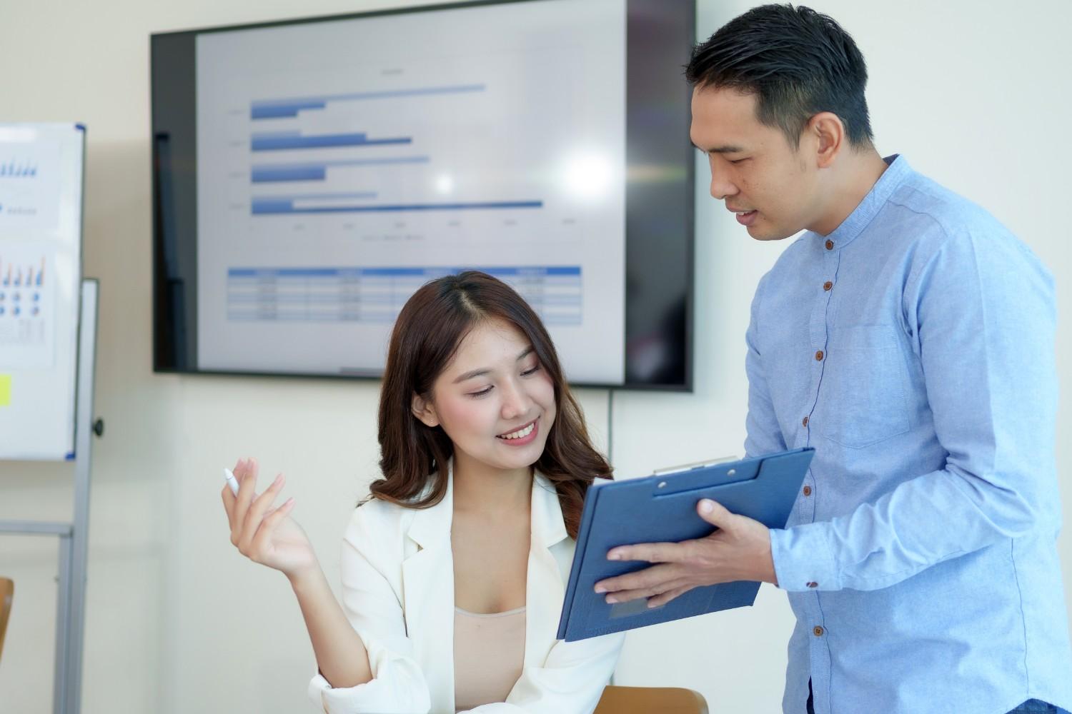 meeting of young asian business people who are com 2025 03 05 06 55 05 utc1